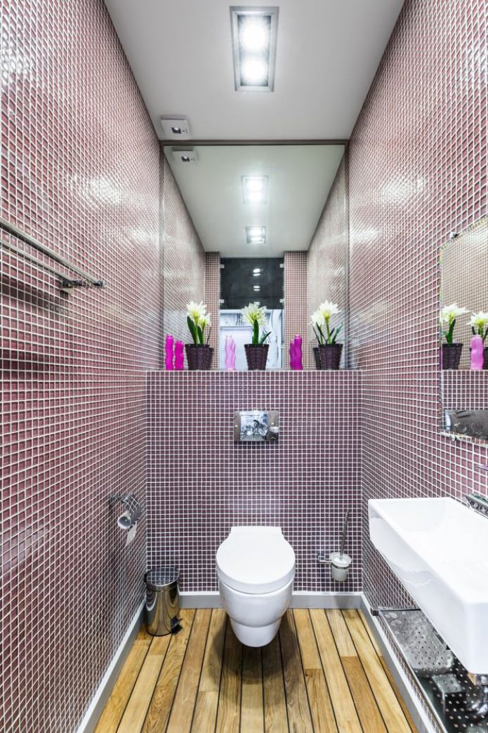 purpurinė mozaika vonios kambaryje
