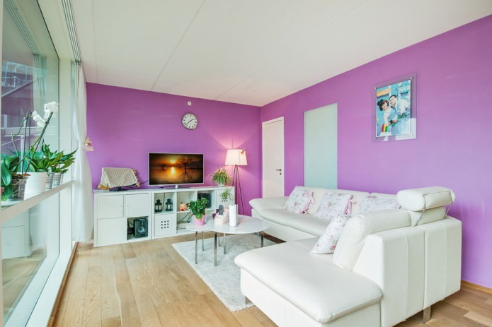 Balts ar purpursarkanu viesistabas interjerā