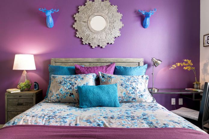 Tirkīza un violeta guļamistabas interjerā