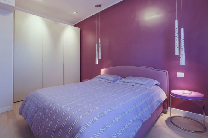 minimalistyczna sypialnia w fioletowych kolorach