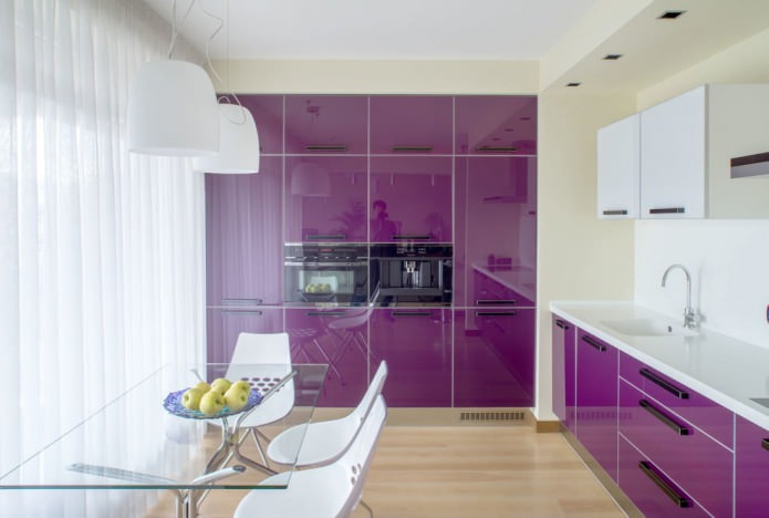 wnętrze kuchni z fioletowym zestawem