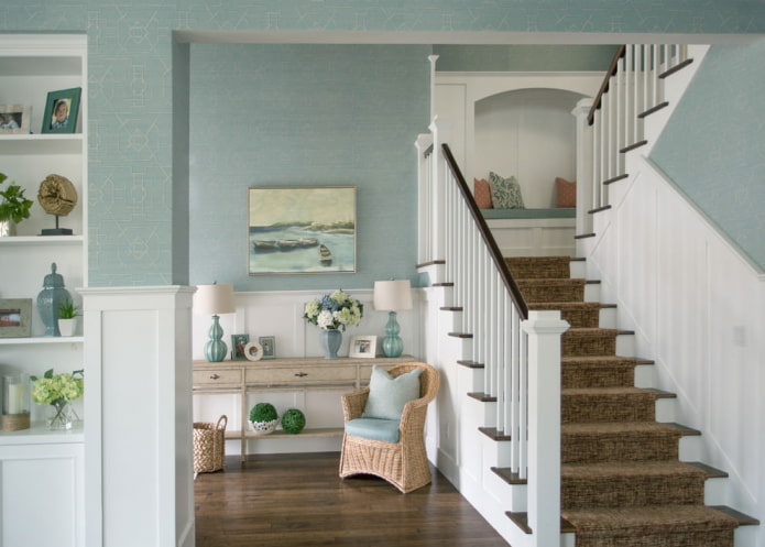 hành lang với giấy dán tường màu trắng và màu xanh