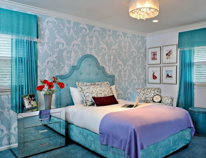 cortinas azules y papel tapiz en el dormitorio