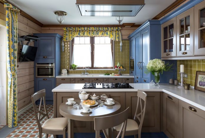 rideaux jaunes avec des motifs dans la cuisine de style campagnard