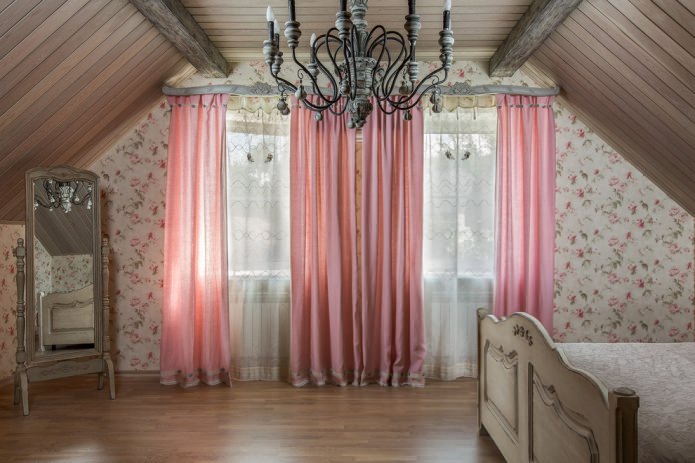 rideaux roses dans une maison de campagne