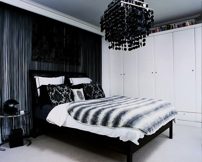 Dormitorio con cortinas de filamento negro.