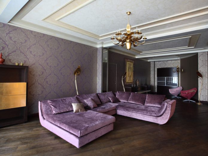 salon avec canapé violet et papier peint