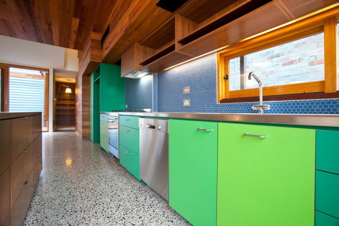 žalios spalvos atspalviai virtuvėje