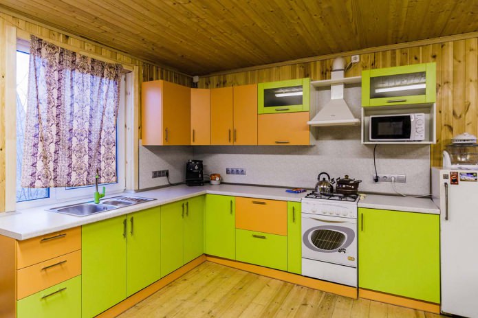 virtuves interjers oranžos un gaiši zaļos toņos
