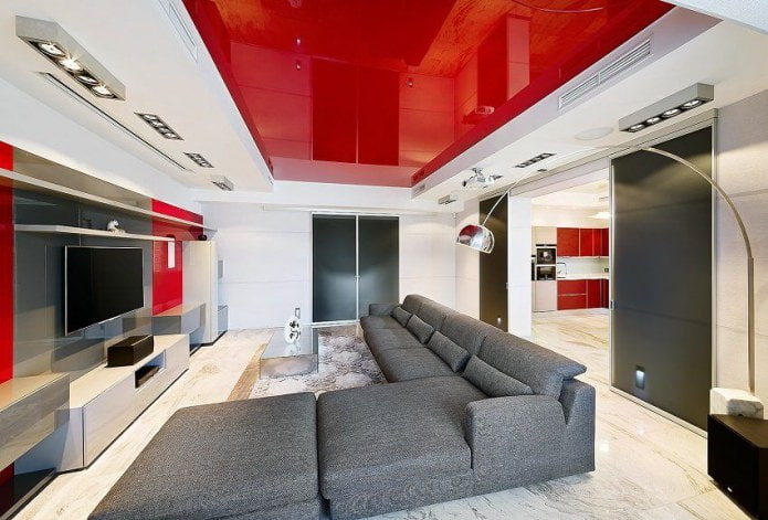 Plafond blanc et rouge