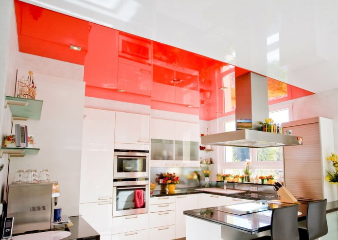červený strop v kuchyni