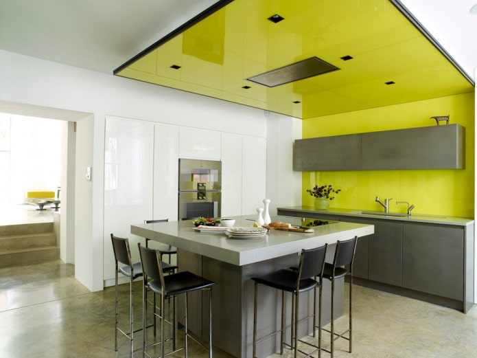 plafond jaune dans la cuisine