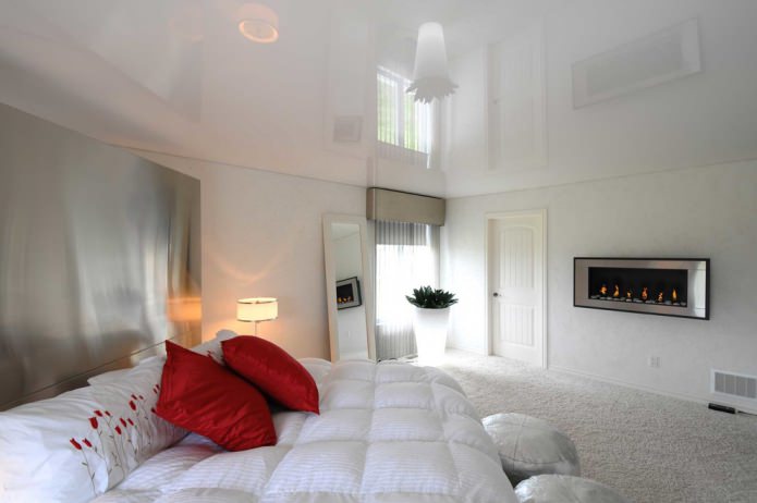 hvite vegger og gulv på soverommet