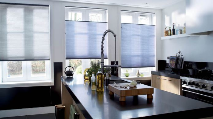 Modern bir mutfak iç pilili güneşlikler