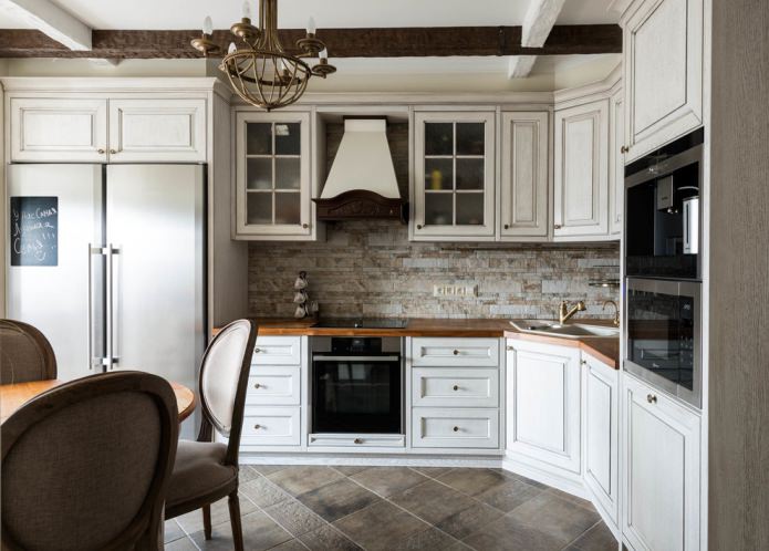 dapur putih klasik dengan permukaan kerja kayu