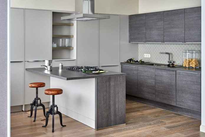Lys grått kjøkken med mørk benkeplate