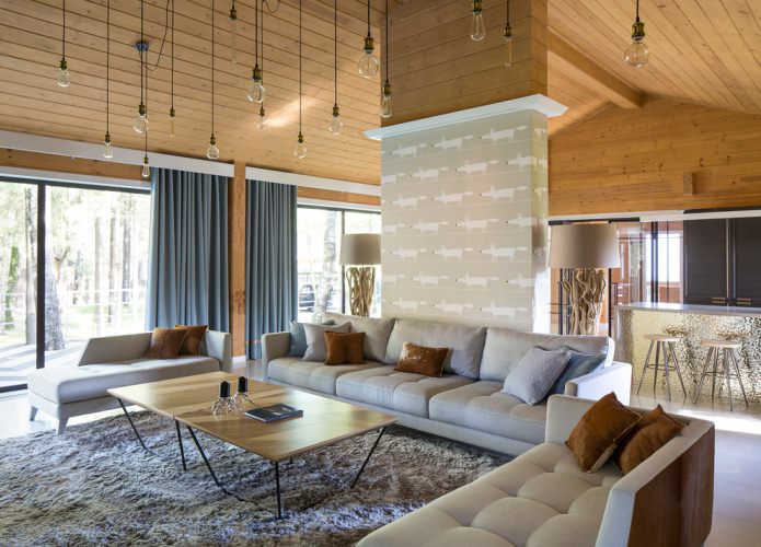 design moderno de uma casa de madeira com cortinas opacas