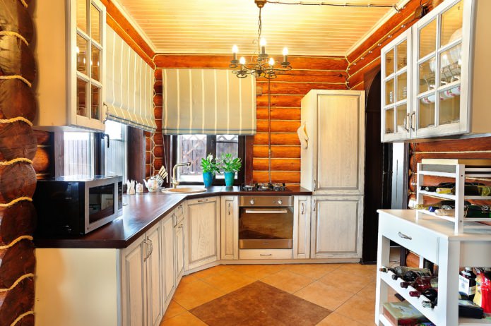 Cortinas romanas en el interior de una cocina de madera.
