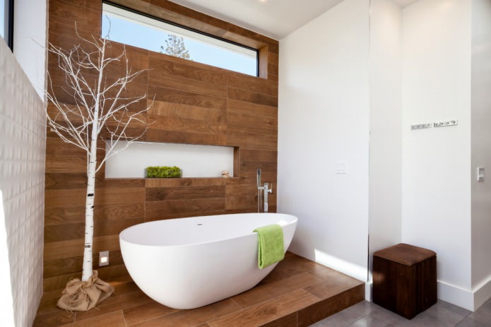 banheiro com acabamento em madeira