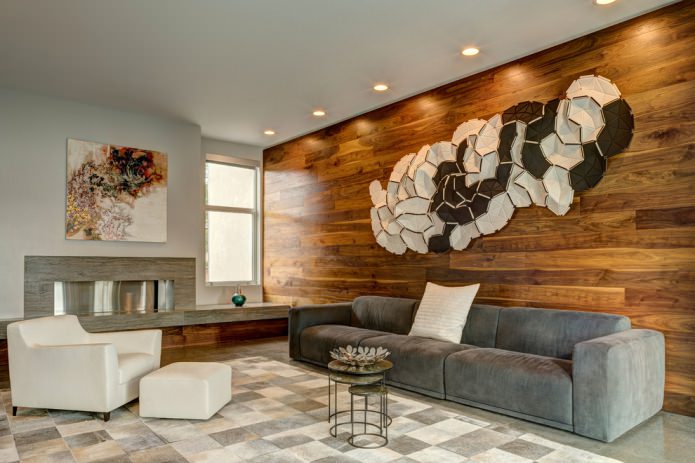 drevené panely na stene v obývacej izbe