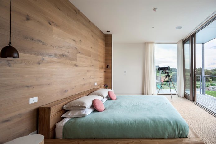 לוחות עץ על הקיר בחדר השינה