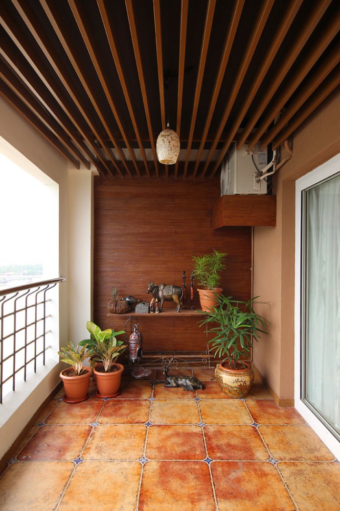 balkoni terbuka dengan dinding kayu