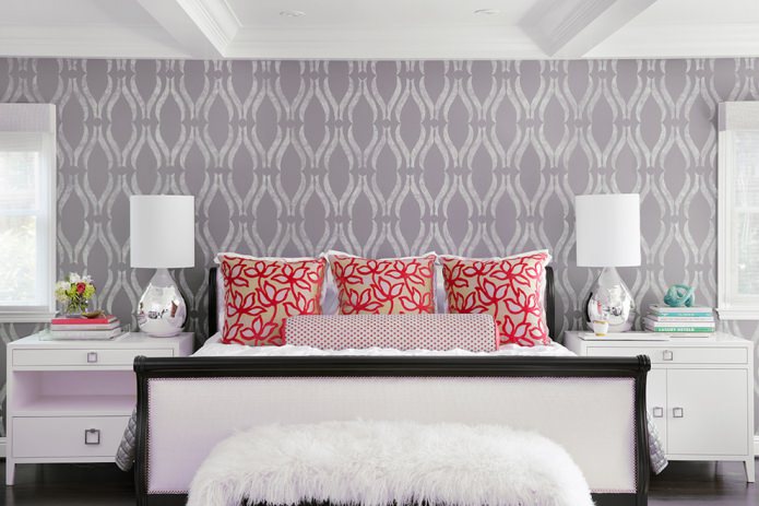 szaro-liliowa tapeta w sypialni