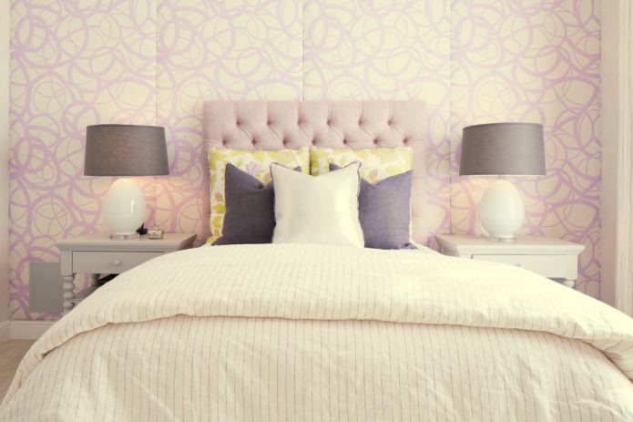 Papel de parede bege e lilás com um padrão