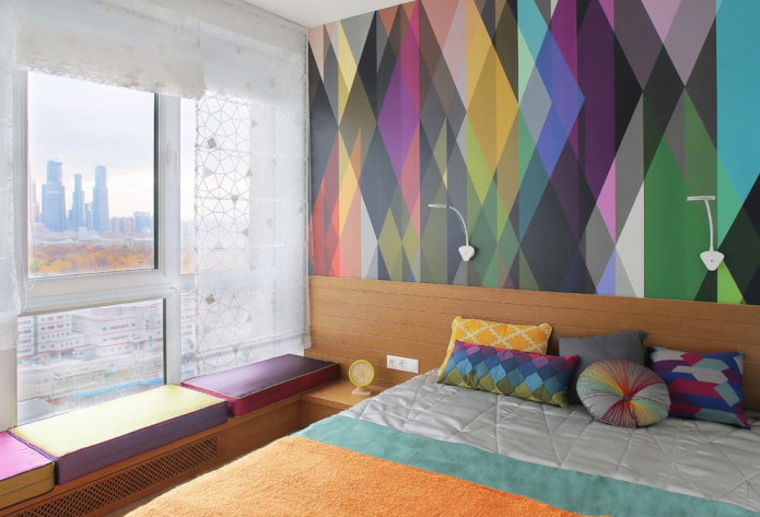 geometrický vzor na stene v spálni
