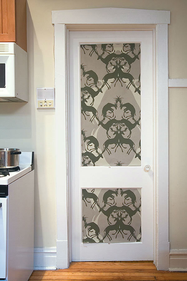 dekor av dörrfragment med självhäftande tapeter