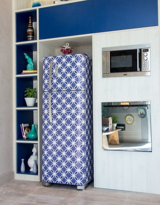 papier peint à motifs sur le réfrigérateur