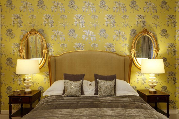 décoration de la chambre avec papier peint doré