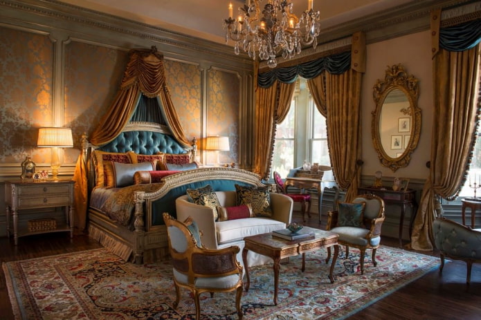 rideaux bleu et or dans une chambre baroque