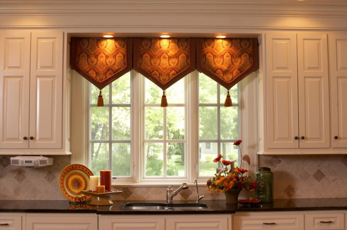 Un exemple de design de fenêtre dans une cuisine avec un lambrequin de style oriental