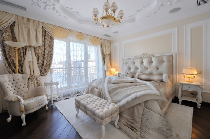 klasiskā stila guļamistaba ar aizkariem un tilla