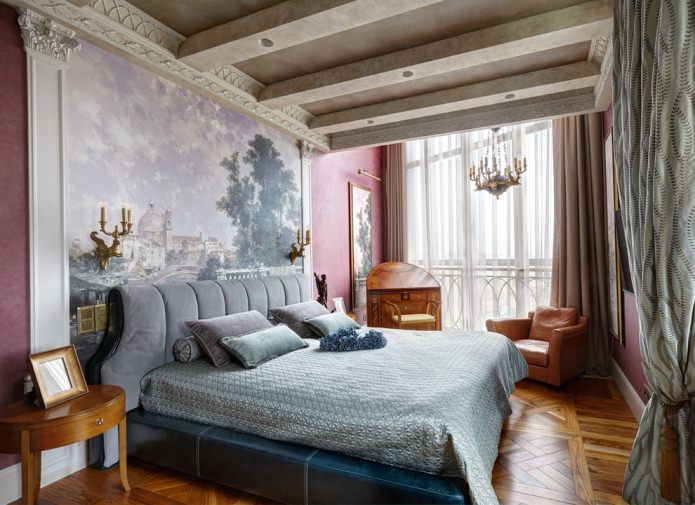 il muro nella parte superiore del letto nella camera da letto in stile classico è decorato con un tessuto non tessuto