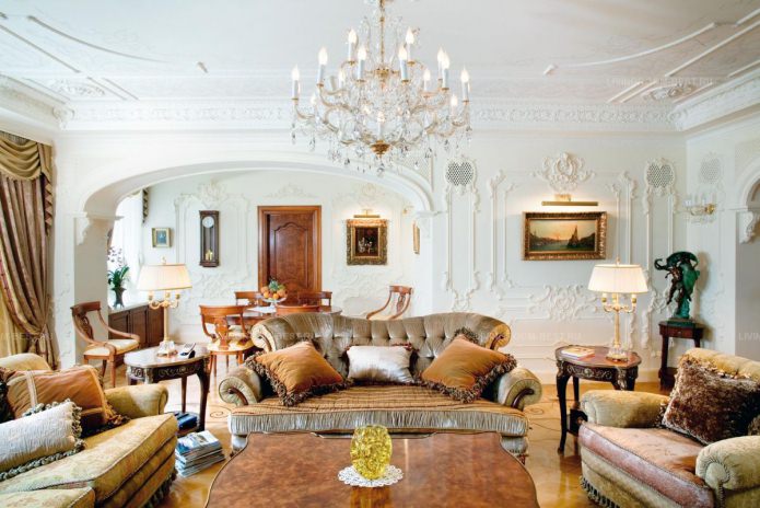 sofá e duas poltronas em uma sala barroca