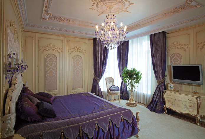 fioletowo-beżowa barokowa sypialnia