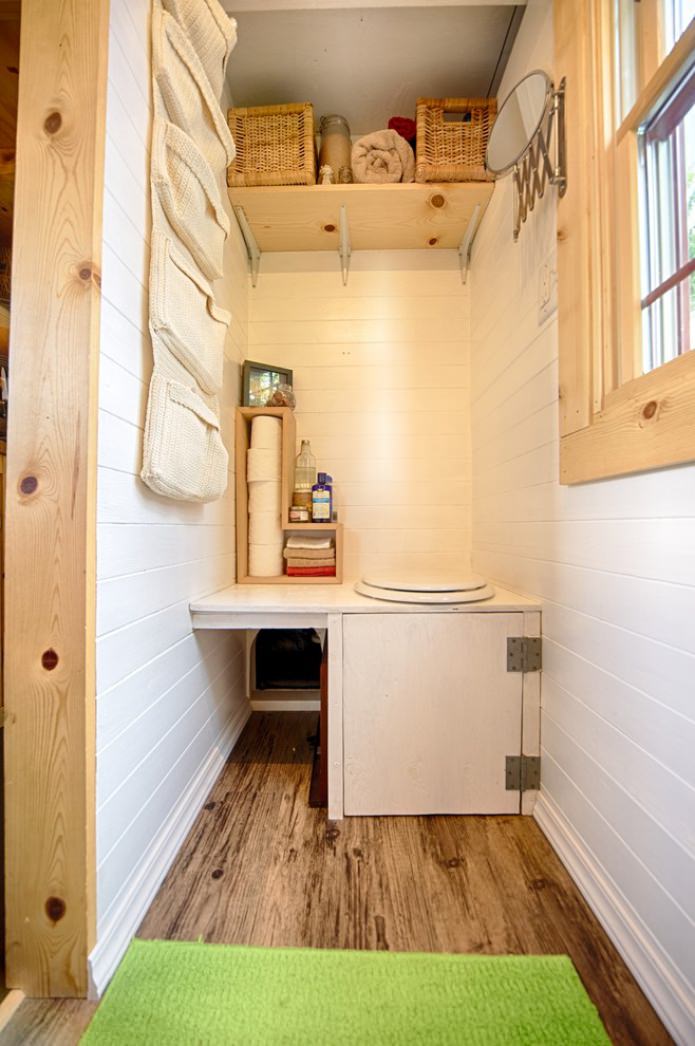 banheiro em uma pequena casa de campo