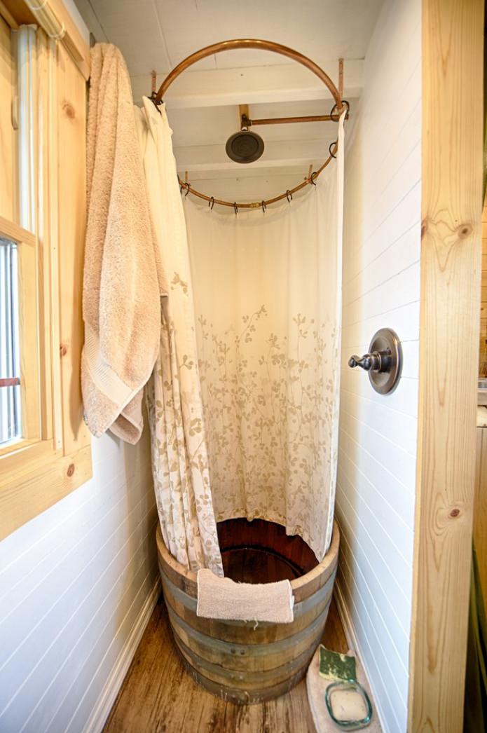 douche dans une petite maison de campagne
