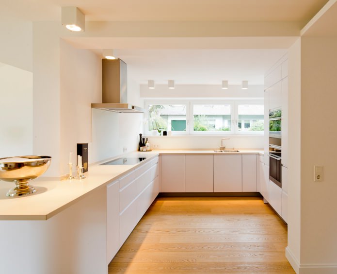 interno cucina bianco con piano vaniglia