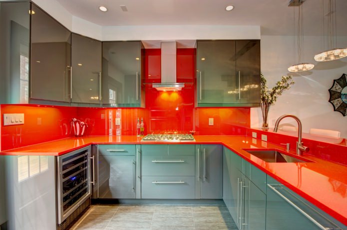 dapur dengan kerja plastik berwarna merah