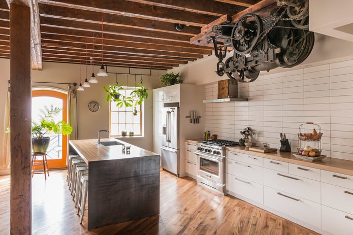 weiße Küche im Loftstil mit praktischen Ziegelfliesen