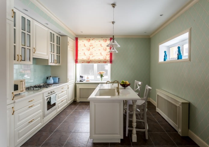 hellgrüne Tapete mit einer geometrischen Verzierung in der Küche