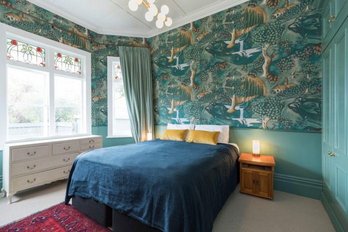 zielona tapeta z wzorem w sypialni