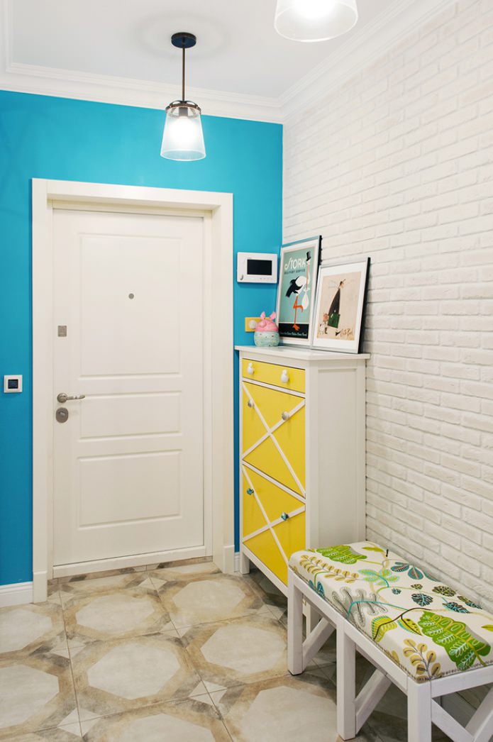 mur bleu vif et papier peint en brique dans le couloir