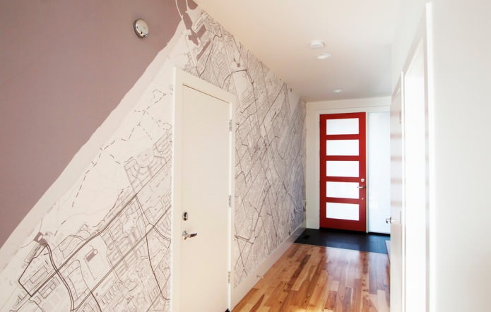 papier peint dans le couloir sous la forme d'une carte