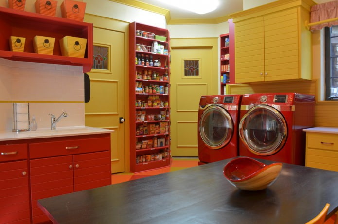 en kombinasjon av gule vegger og røde møbler og kjøkkenapparater