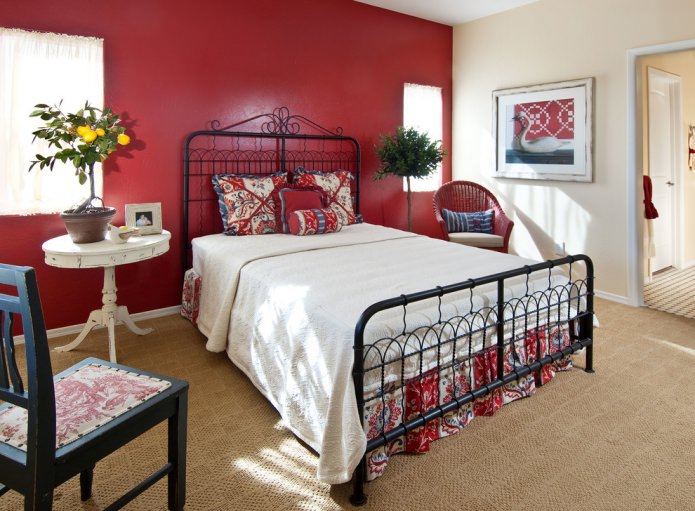 rød vegg på soverommet