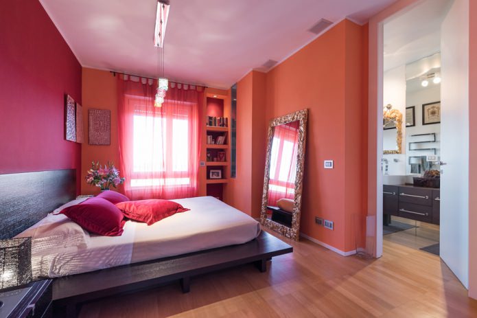 kırmızı duvarlar ile yatak odası
